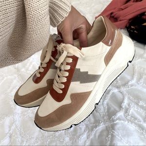 Vici Dolls bolt running sneaker